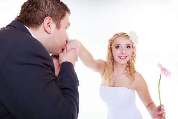 Lycklig brudgum och brud poserar för äktenskap foto — Stockfoto