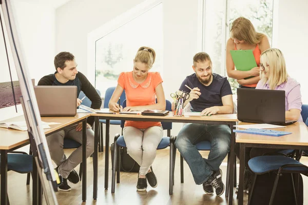 Students and teacher tutor in classroom — Stock Photo, Image
