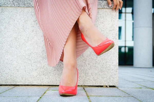 Red salto alto sapatos clássicos ao ar livre — Fotografia de Stock