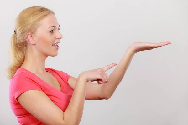 Happy woman pointing on right side — Stock Photo, Image
