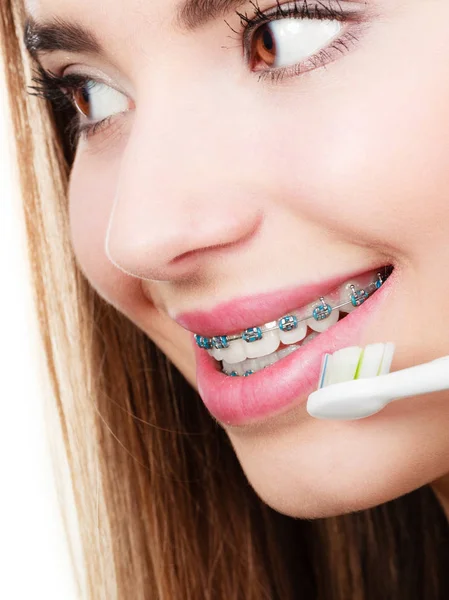 Diş fırçalama diş telleri ile fırça kullanarak kadın — Stok fotoğraf