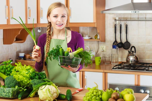 Femme ayant des légumes dans le panier — Photo