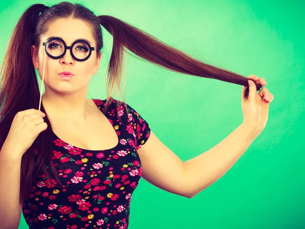 Boldog tinédzser nő gazdaság hamis szemüvegek-Stick — Stock Fotó