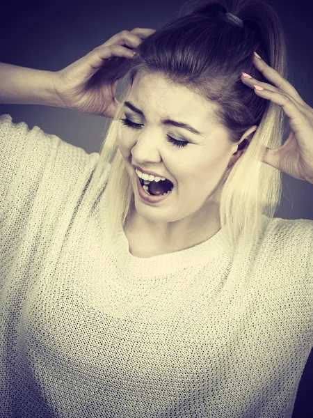 Mujer infeliz gritando y gritando de dolor —  Fotos de Stock