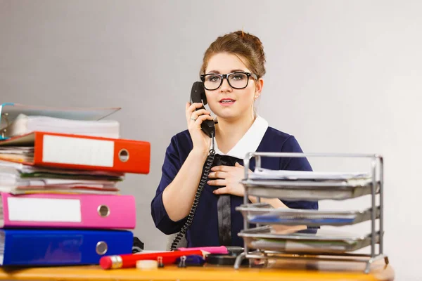 Donna d'affari in ufficio che parla al telefono — Foto Stock