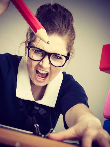 Loca mujer de negocios enojada siendo furiosa — Foto de Stock