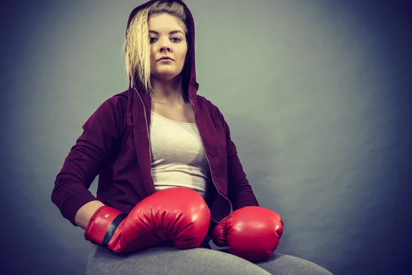 Mulher usando luvas de boxe — Fotografia de Stock