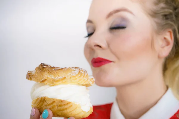 Mulher segurando sobremesa cupcake com creme — Fotografia de Stock