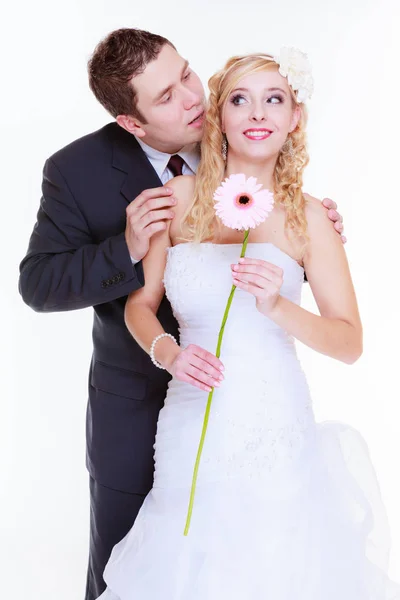 Novio feliz y novia posando para el matrimonio foto — Foto de Stock