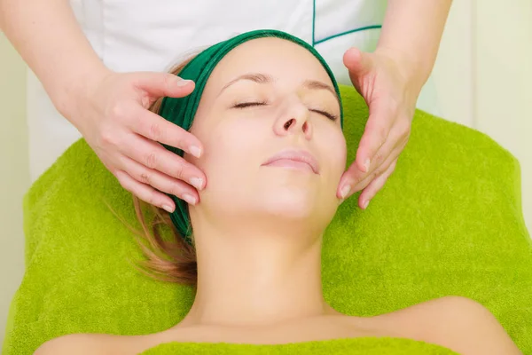 Mujer recibiendo masaje facial tradicional en esteticista —  Fotos de Stock