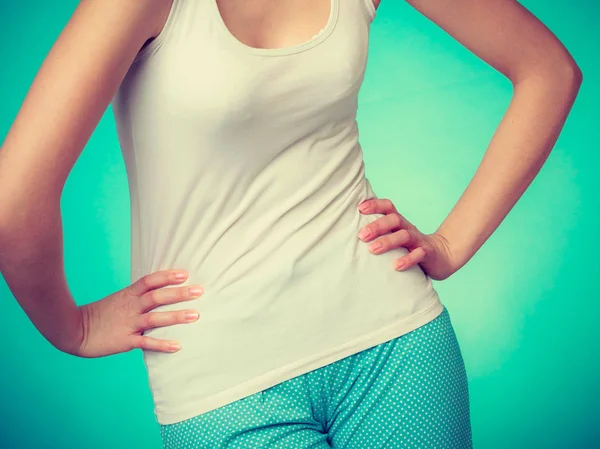 Mulher vestindo pijama confortável, roupas de casa — Fotografia de Stock