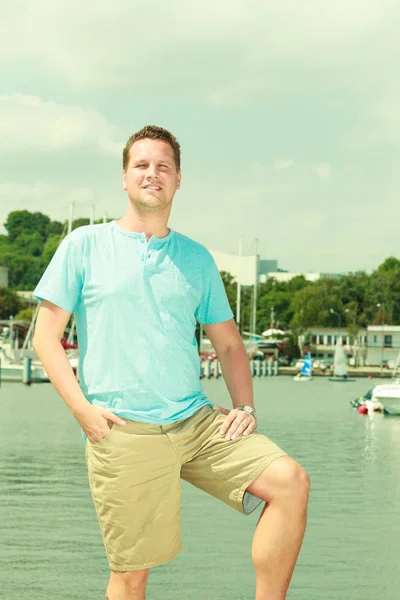 Mann läuft im Sommer auf Yachthafen — Stockfoto