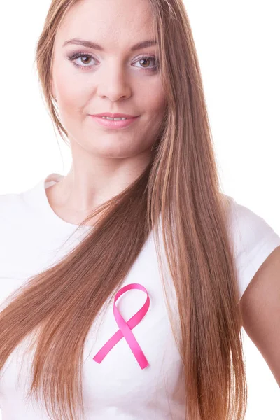 Mujer wih cinta de cáncer rosa en el pecho —  Fotos de Stock