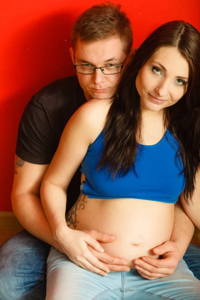 Gravid kvinna och man kopplar ihop — Stockfoto