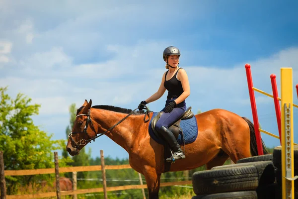 Jockey fille faire de l'équitation sur la campagne prairie — Photo