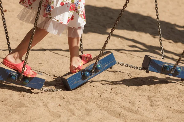 Μικρό κορίτσι μικρό παιδί παίζει έξω από την παιδική χαρά — Φωτογραφία Αρχείου