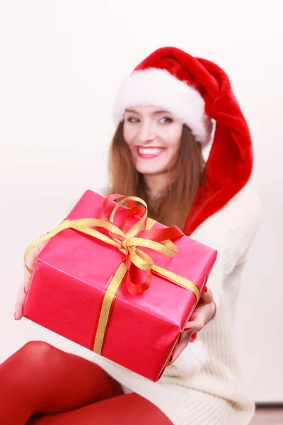 Donna con in mano una scatola regalo. Tempo di Natale — Foto Stock