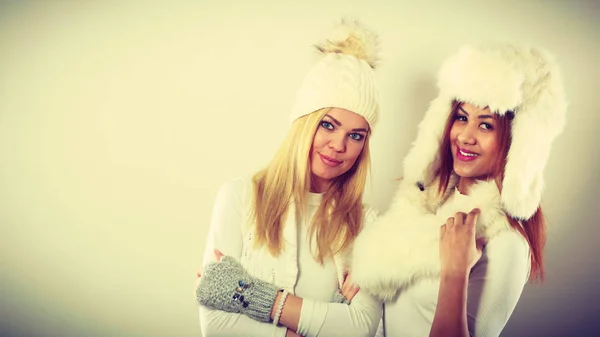 Dos mujeres con ropa de invierno . —  Fotos de Stock