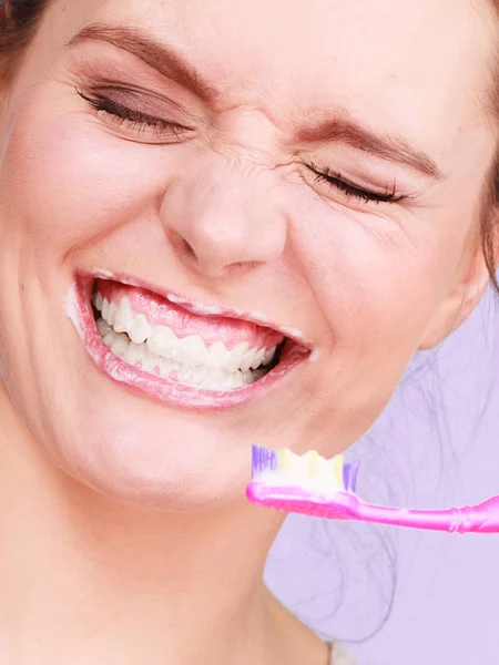 Femme brossant les dents de nettoyage — Photo