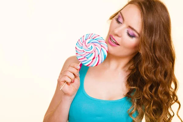 Frau fröhliches Mädchen mit Lutscher-Bonbons — Stockfoto