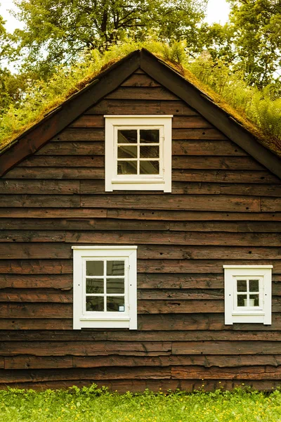 Toit de la maison couvert de mousse — Photo