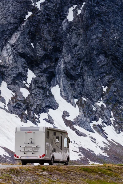 Camper auto in Noorse bergen — Stockfoto