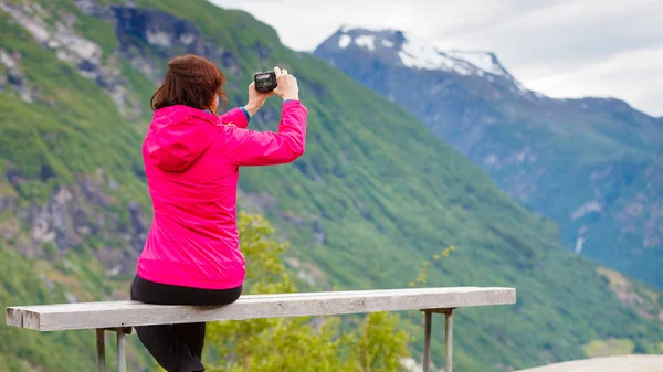 Turysta z aparatu, patrząc na malownicze widoki w górach Norwegii — Zdjęcie stockowe