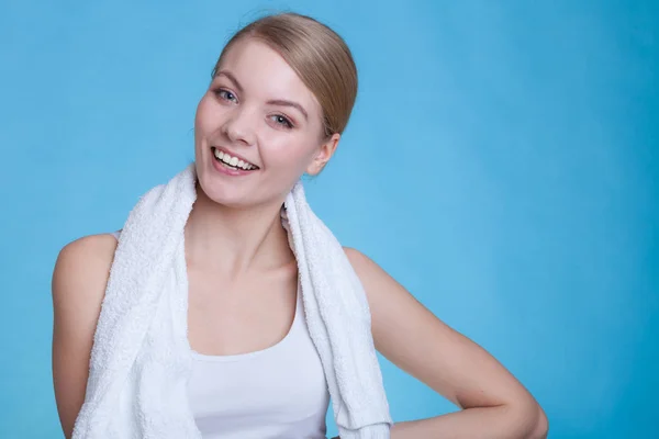 Donna con un asciugamano intorno alle spalle sorridente — Foto Stock