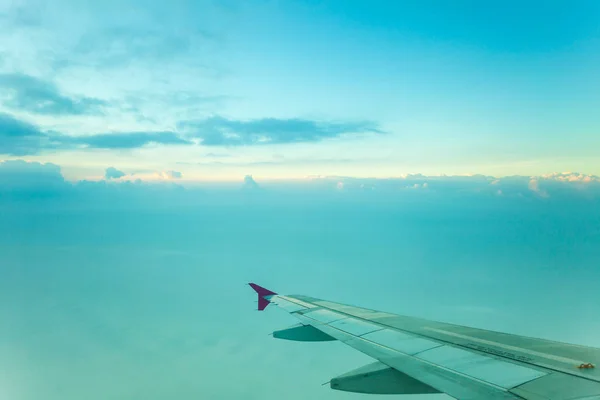 Uitzicht vanuit vliegtuig raam, wolk lucht — Stockfoto