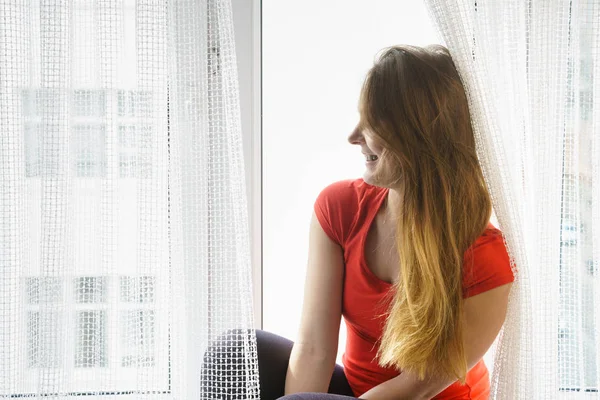 Gelukkige vrouw zitten op de vensterbank, energieke ochtend — Stockfoto