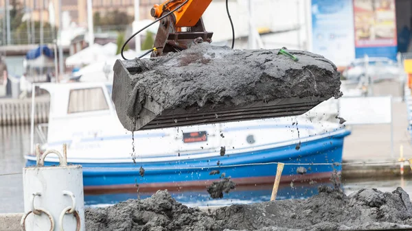 Pala escavatore scavare nella sabbia dall'acqua — Foto Stock