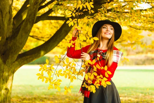 Женщина, гуляющая в парке осенью — стоковое фото