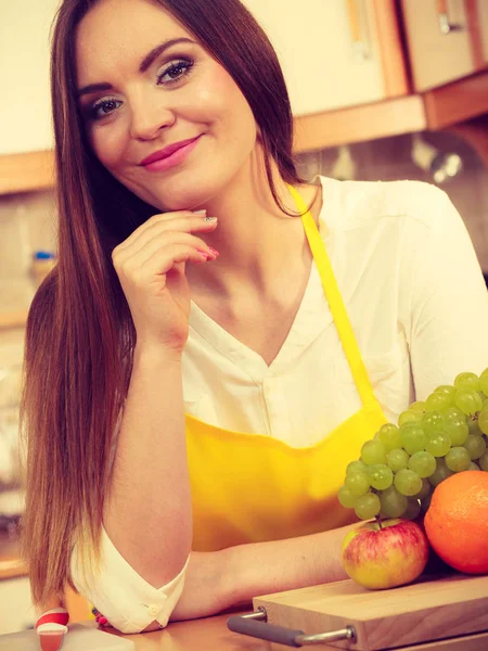 Menina na cozinha . — Fotografia de Stock