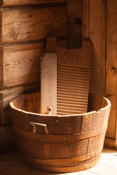 Houten wasbord en kom gemaakt van planken — Stockfoto