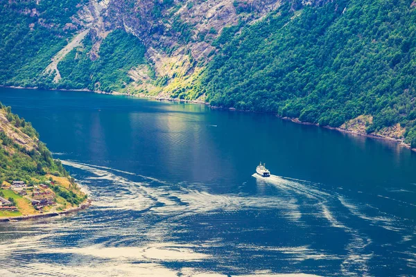 Výletní loď na norský fjord — Stock fotografie