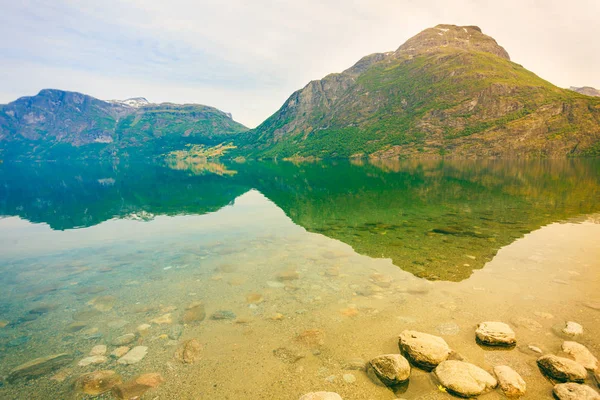 Dağlar ve Norveç Fiyordu, — Stok fotoğraf