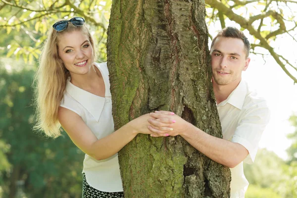 Šťastný pár s romantickou datum v parku — Stock fotografie