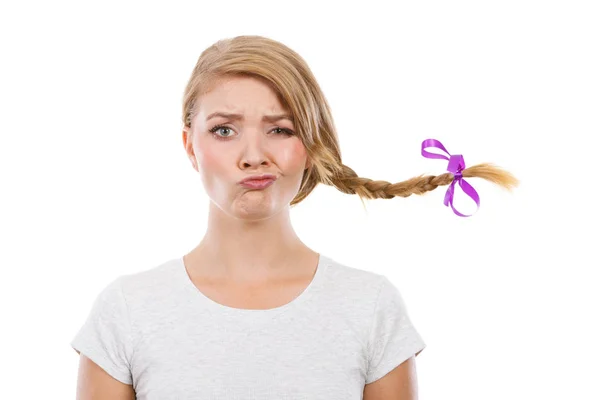 Εφηβικό κορίτσι σε πλεξούδα τα μαλλιά κάνοντας αστεία γκριμάτσα — Φωτογραφία Αρχείου