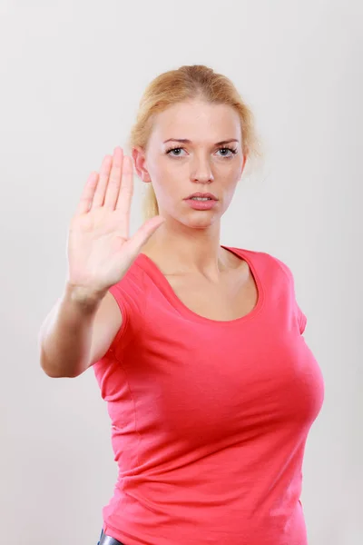 Женщина показывает стоп-жест с открытой рукой — стоковое фото