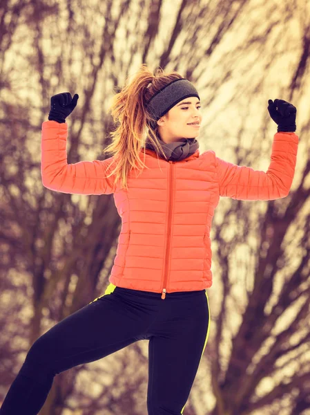 Frau in Sportkleidung trainiert im Winter draußen — Stockfoto