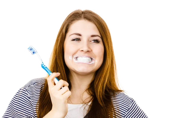 Nő fogmosási tisztító fogak. — Stock Fotó