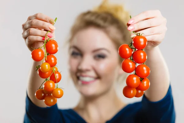 女性保持新鮮なチェリー トマト — ストック写真