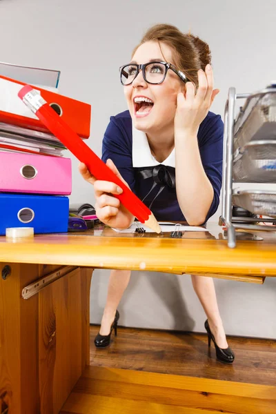 Glückliche Geschäftsfrau im Amt — Stockfoto