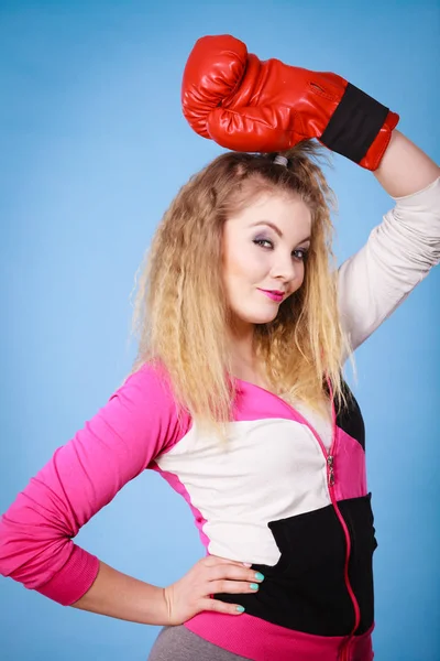 Chica divertida en guantes rojos jugando boxeo deportivo — Foto de Stock