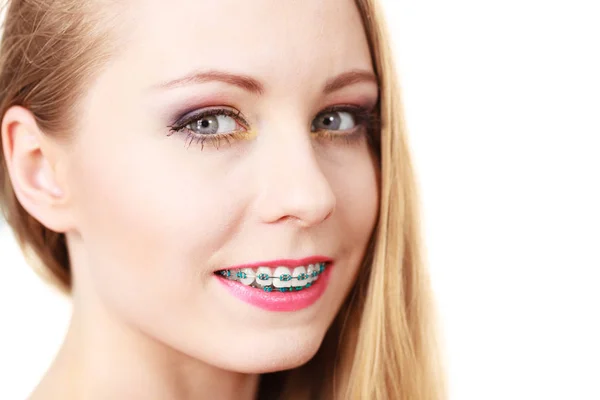 Vrouw toont haar tanden met bretels — Stockfoto