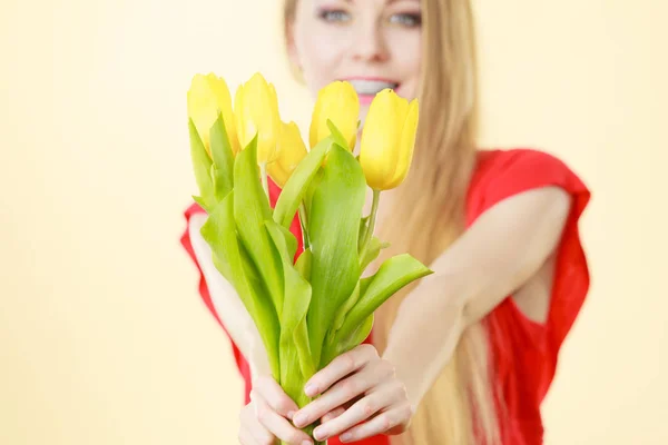 Mooie vrouw met gele tulpen bos — Stockfoto