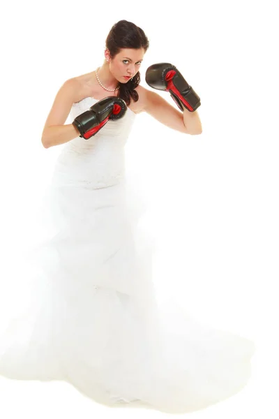 Bruid dragen trouwjurk en bokshandschoenen — Stockfoto