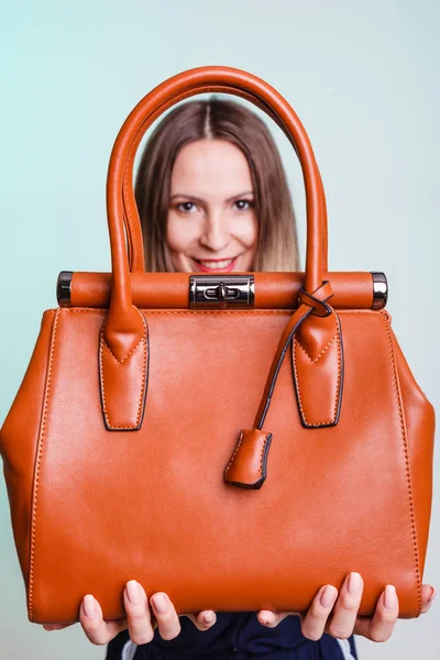 Žena držící hnědou koženou kabelku. — Stock fotografie