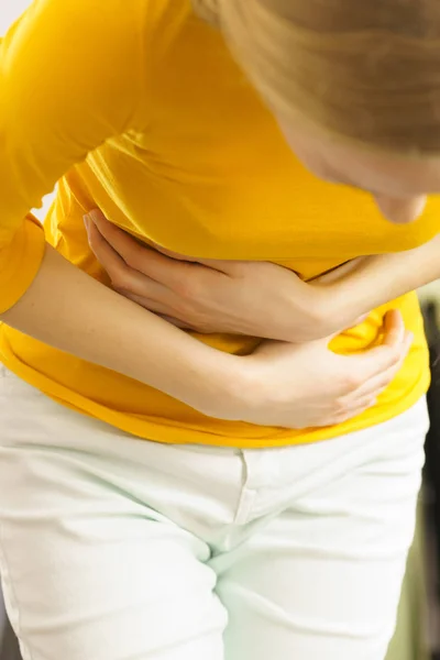 Mulher sofre de dor de barriga . — Fotografia de Stock