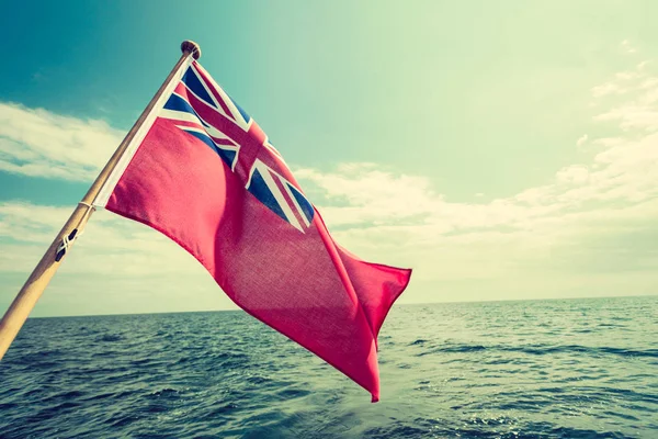 สหราชอาณาจักรสีแดงสัญลักษณ์ธงทางทะเลของอังกฤษที่บินจากเรือยอชท์ — ภาพถ่ายสต็อก